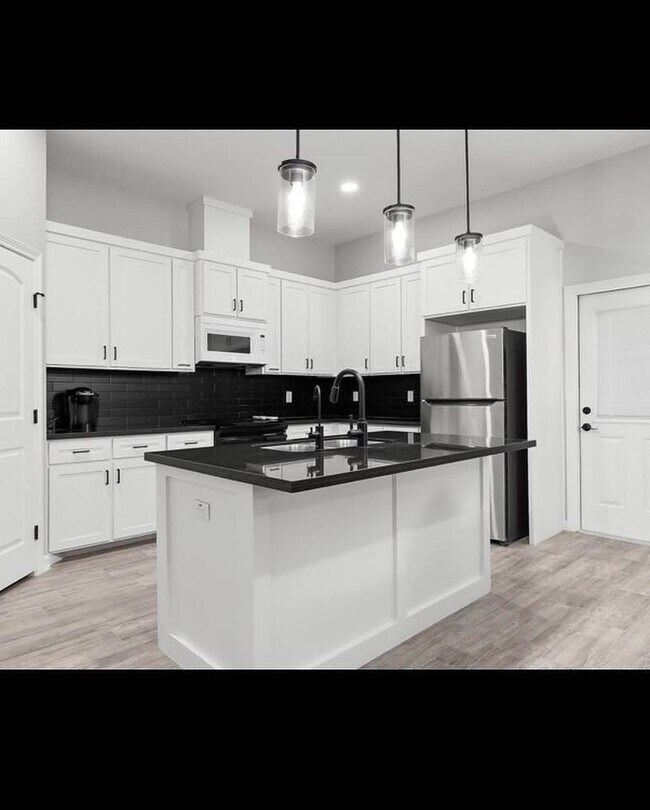 Building Photo - 1608 E Mayhem Dr