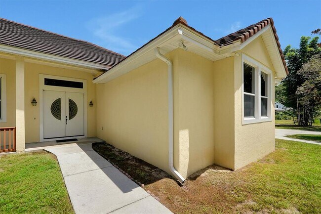 Building Photo - 220 E Bahama Rd