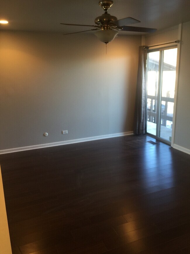 Building Photo - 5501 Lakeside Dr