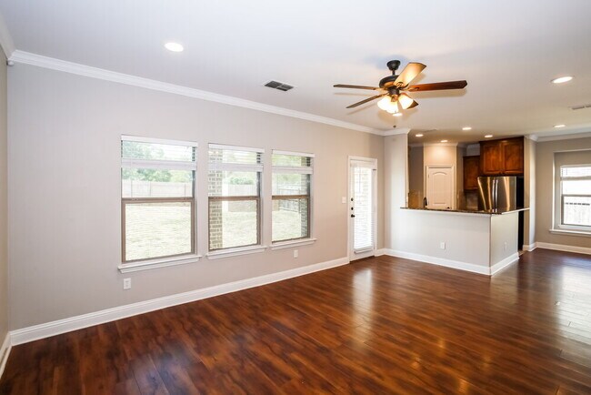 Foto del edificio - 4002 Oakwood Cir