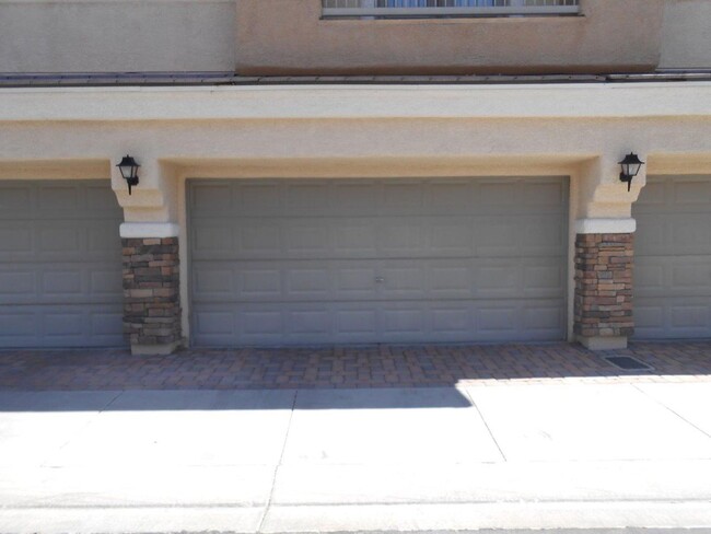 Building Photo - Beautiful Spacious Townhome in Gated Commu...