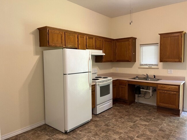 Building Photo - Cozy two bedroom ready now!