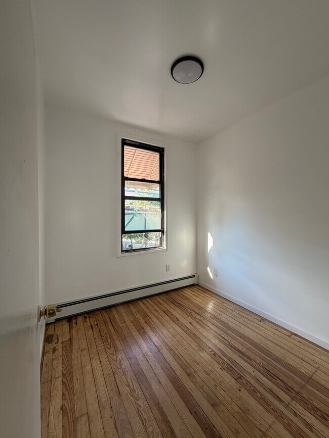 Foto del edificio - 5512 Roosevelt Ave
