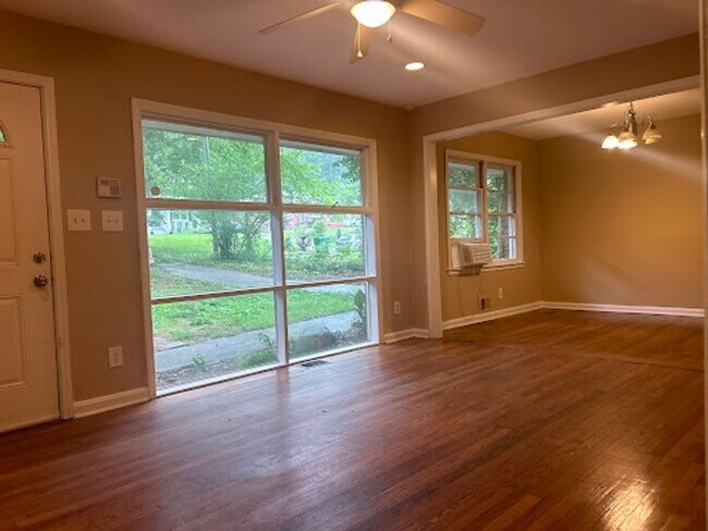 Foto del edificio - 3 bed and 1.5 bath in Decatur!