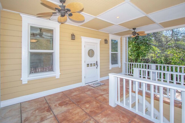 Building Photo - 3 Bedroom - 1 Bath Walk to Town Location