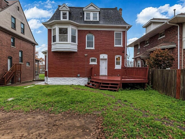 Building Photo - 14 Parkland Pl