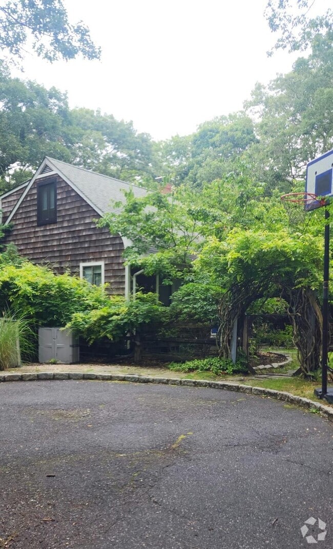 Building Photo - 37 Glenview Dr