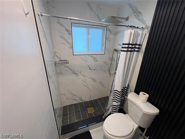 Foto del edificio - 1118 NE Pine Island Ln