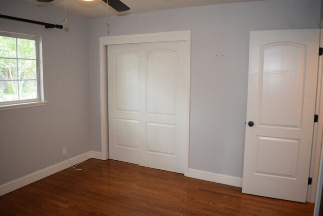 Foto del edificio - 1121 School St