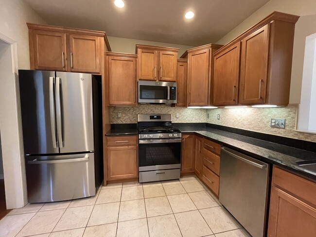 Kitchen - 2084 Deer Run Dr