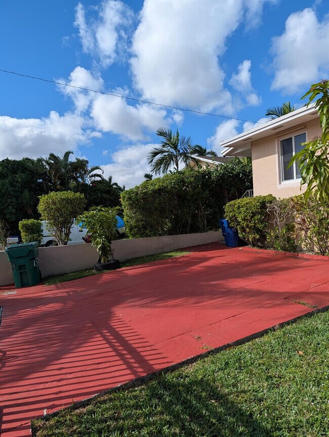 Foto del edificio - 1571 NE 109th St