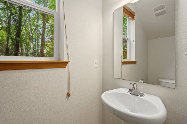 Building Photo - Spacious Central Kitsap Townhome