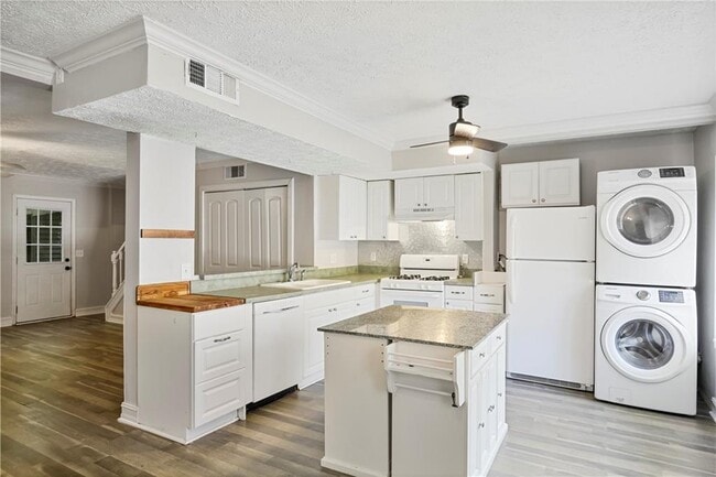 Building Photo - 8846 Long Beach Cir