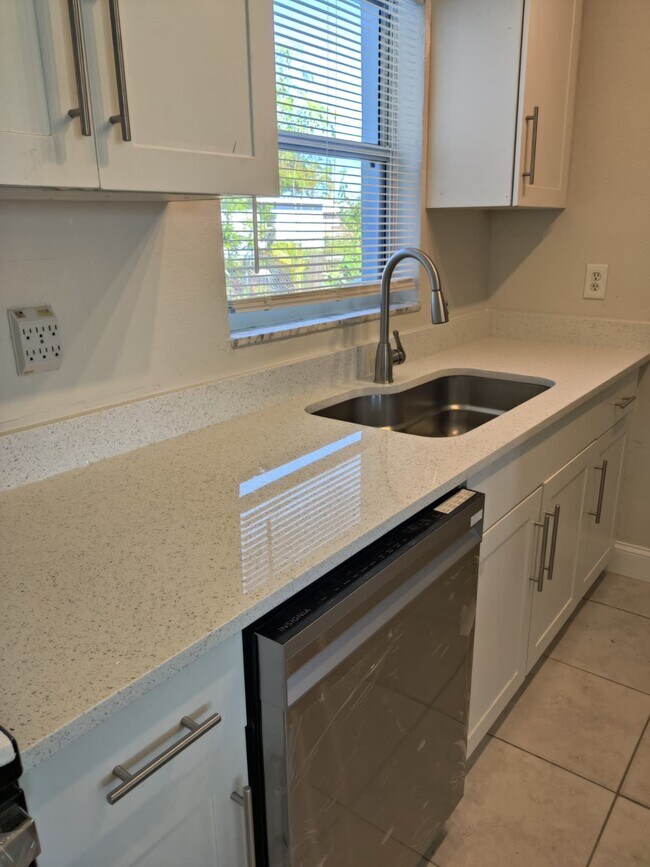 Foto del edificio - 21882 Haines Ave