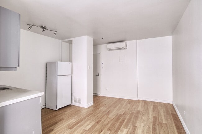 Building Photo - 25 Av des Pins O