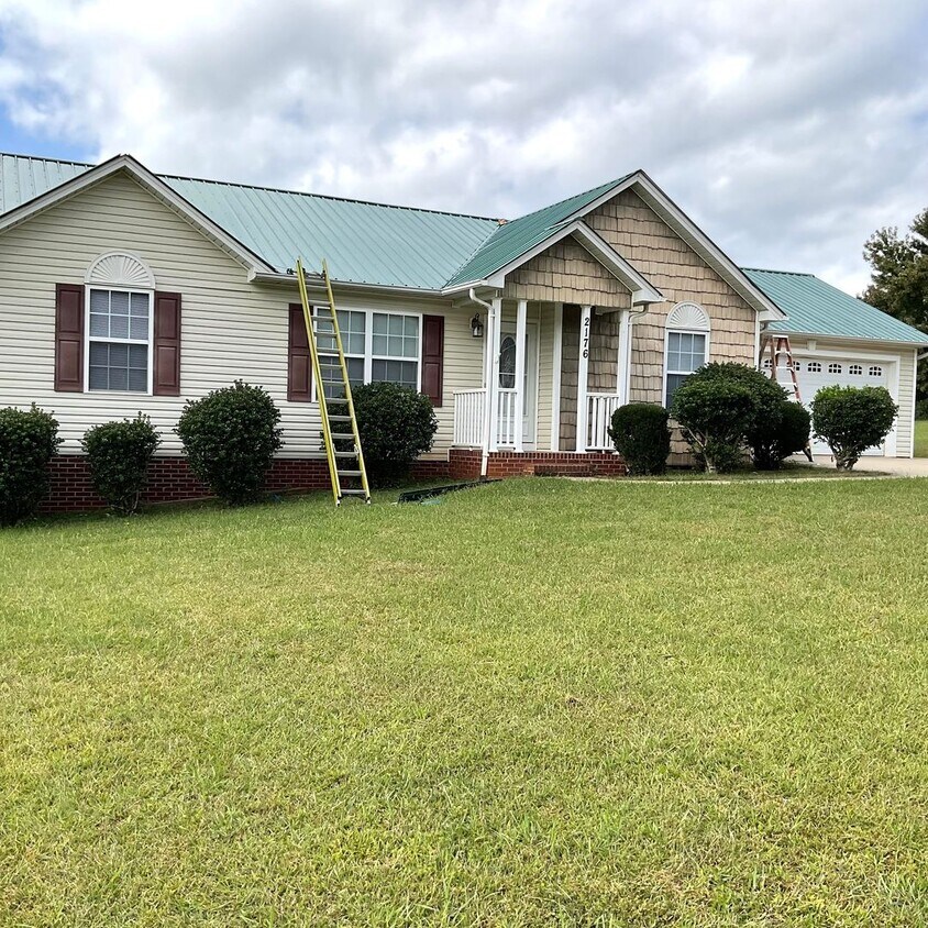 Foto principal - 3 Bedrooms, 2 Baths Home For Rent in Newto...