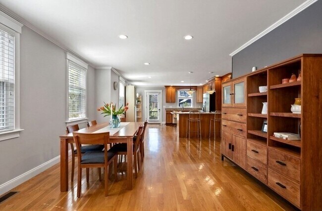 Building Photo - 66 Thorndike St