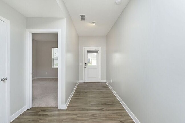 Building Photo - Newer 5 Bed 3 Full Bath in Great Avon Loca...