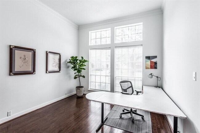 Foto del edificio - 2211 Merrill Hills Cir
