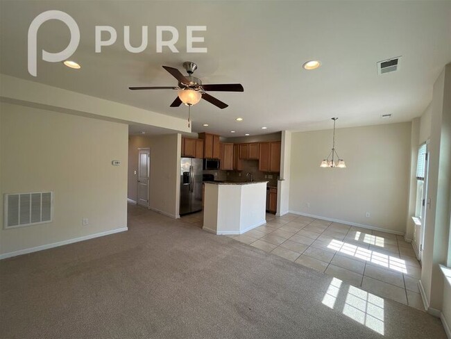 Building Photo - 2442 Silverthorn Dr