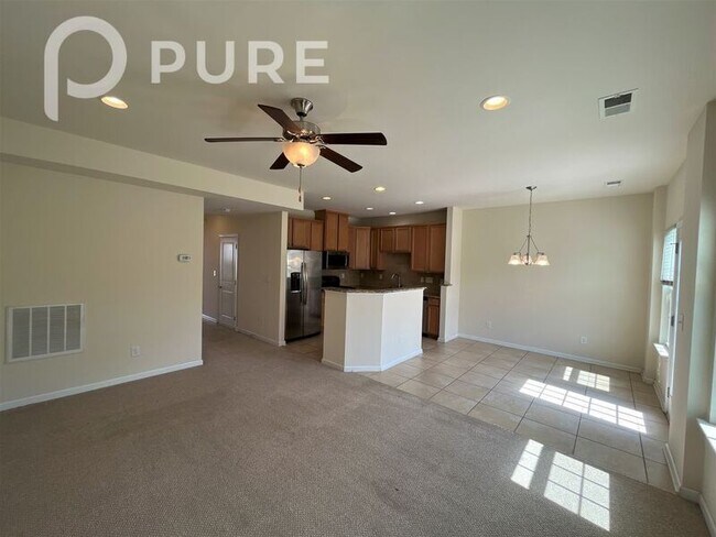 Foto del edificio - 2442 Silverthorn Dr