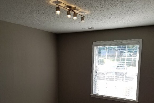 Building Photo - 12 Johnson St