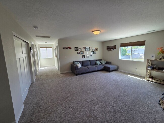 Building Photo - Spacious 4BR House in Greenacres