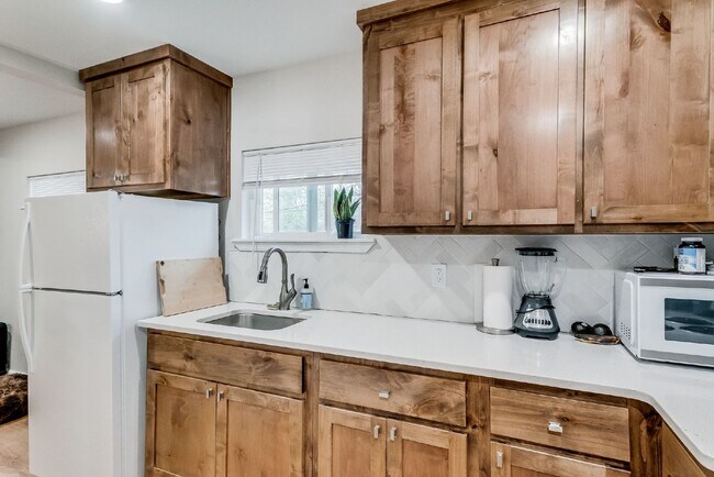 Building Photo - Fully Furnished Modern Studio Apartment