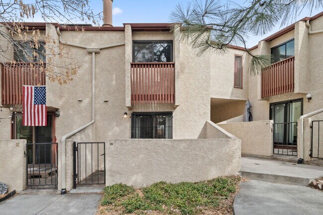 Foto del edificio - Great 2 bed 2 bath town house centrally lo...