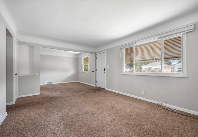 Foto del edificio - 4672 Hillside Ave