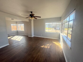 Foto del edificio - 2-Bedroom Townhome with Wood Floors