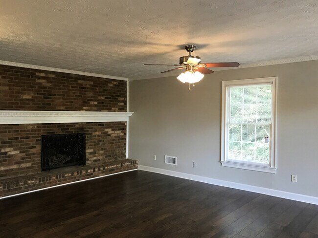 Building Photo - Charming 3br/2.5ba in Move-In Condition!! ...