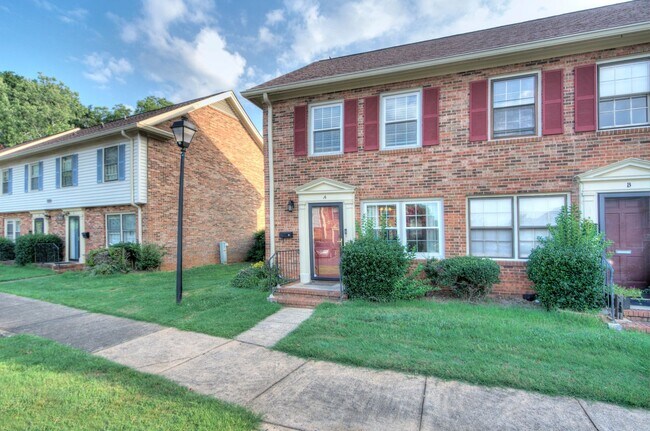 Foto del edificio - 6242 Old Pineville Rd