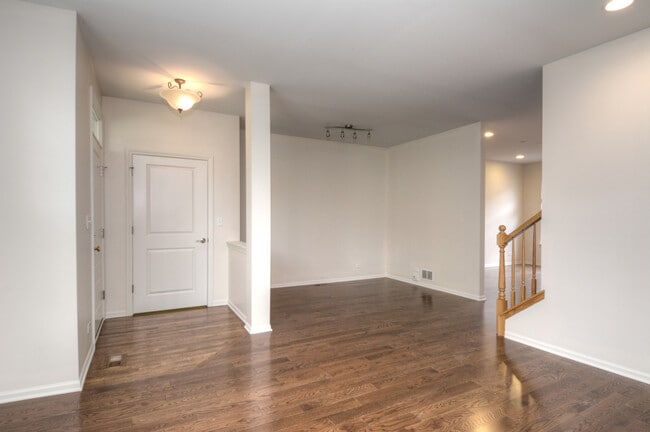 Building Photo - 2562 Waterbury Ln