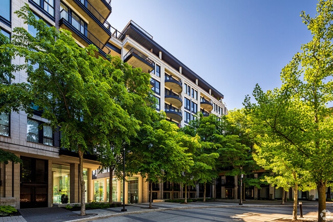 Building Photo - 333 Rue Sherbrooke E