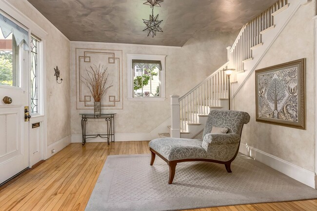 Building Photo - 160 Wibird St