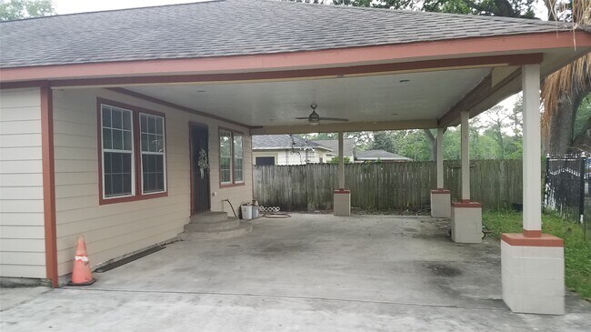 Foto del edificio - 8030 Darlington Dr