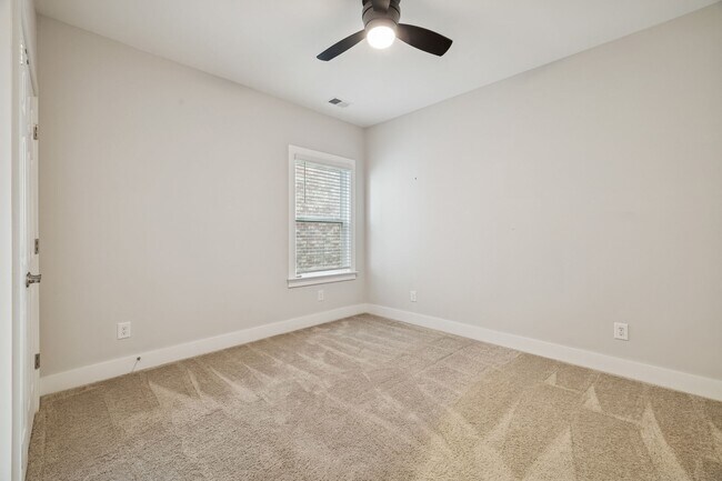 Foto del edificio - 428 Triple Crown Cir
