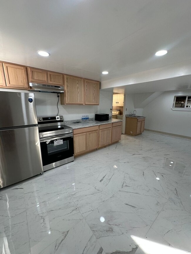 Building Photo - Stunning 1 bed 1 bath basement unit
