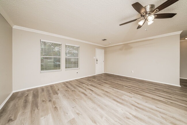 Foto del edificio - 2724 Woodlake Pkwy