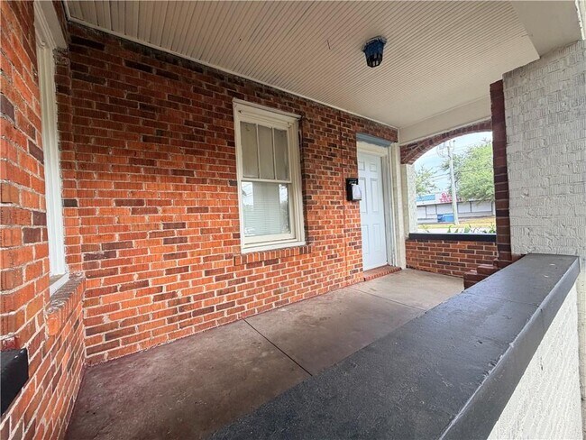 Building Photo - 1321 Spring Hill Ave