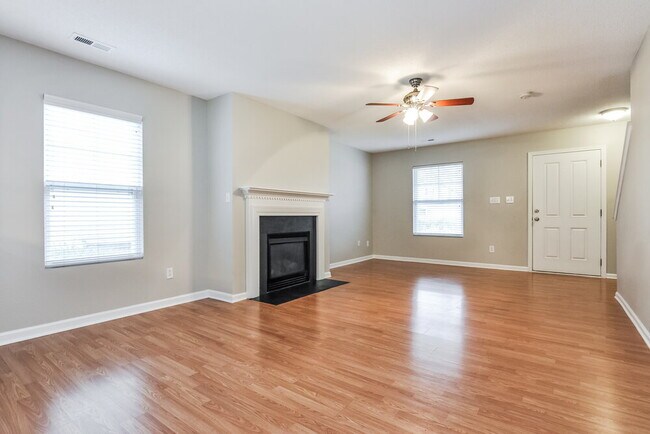 Foto del edificio - 62 Brookhaven Dr