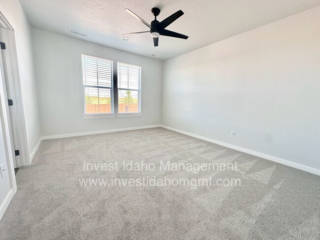 Foto del edificio - Prioritize comfortable living in this CBH ...