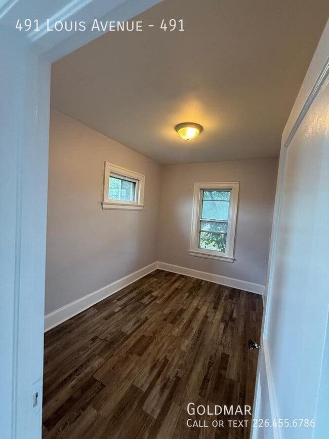 Photo du bâtiment - Gorgeous 2 bedroom upper unit