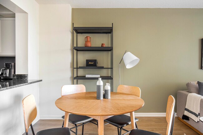 Foto del edificio - 4650 Washington Blvd