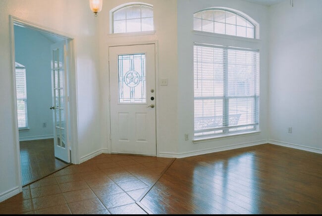Building Photo - 614 Valencia Dr