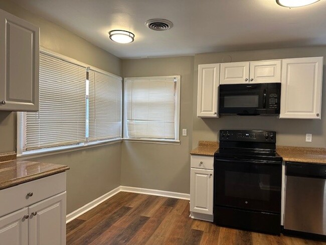 Building Photo - Ranch Style 3 Bedroom 1 Bathroom Single Fa...