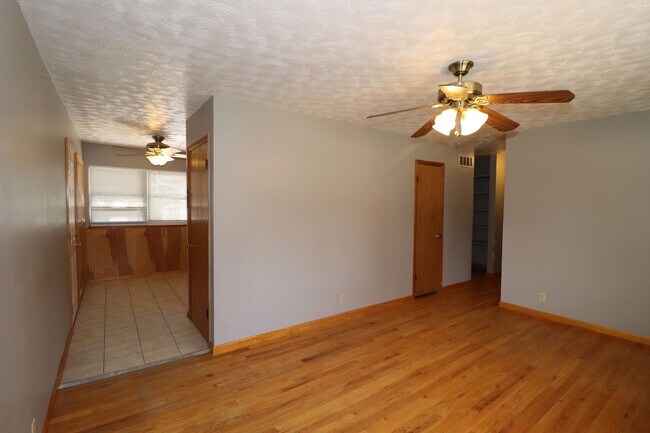 Building Photo - 510 Maple St