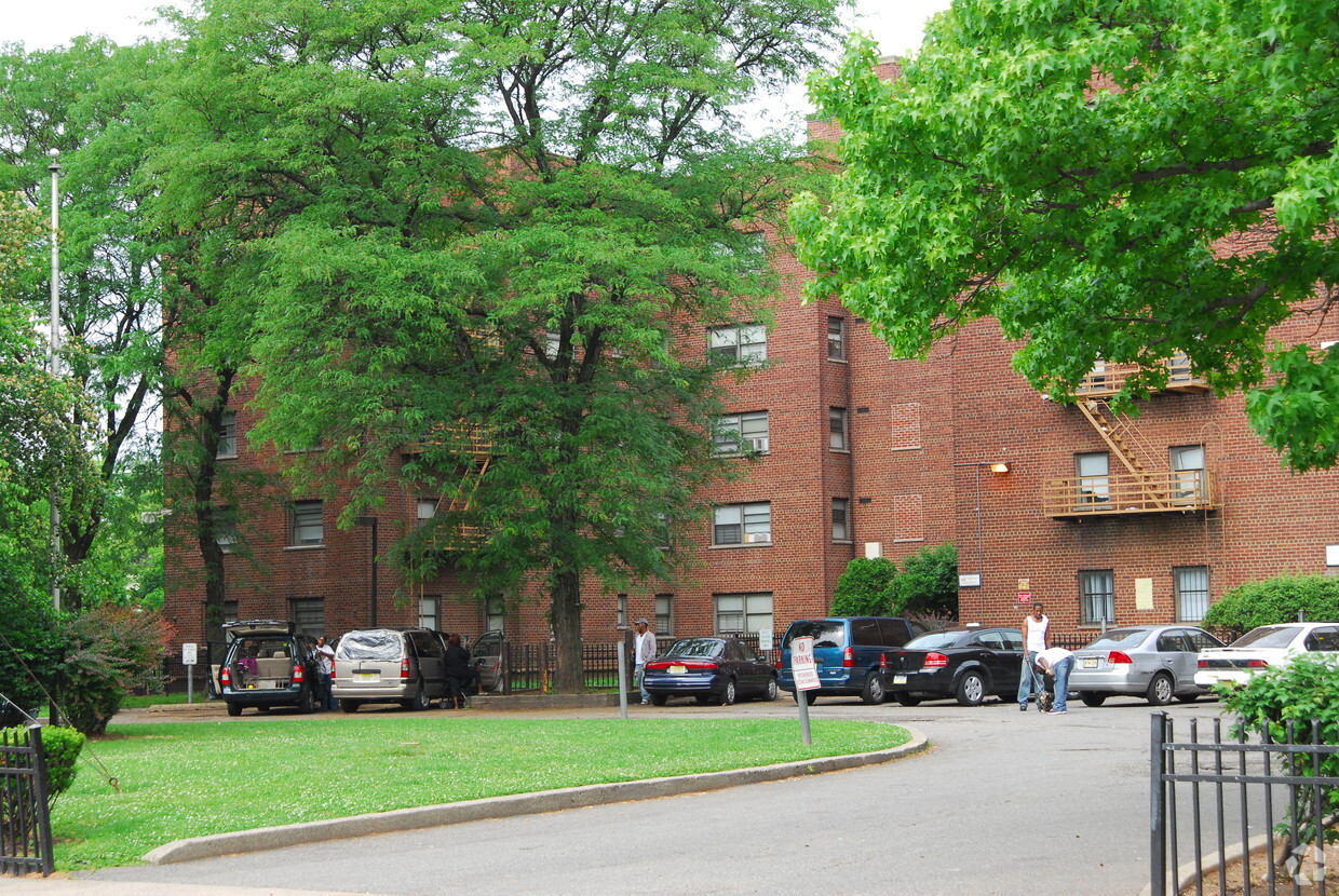 Exterior - Oakwood Plaza Apartments