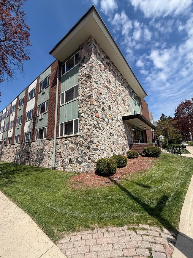 Foto del edificio - 2455 N Maryland Ave